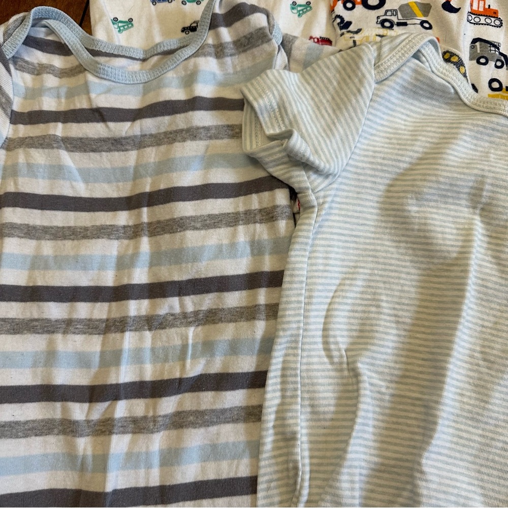 Trucks, cars, sports & stripes short sleeve onesie bundle 24 months toddler boy - Picture 4 of 4